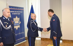 12. Komendant Leśniak gratuluje Komendantowi Dymurze