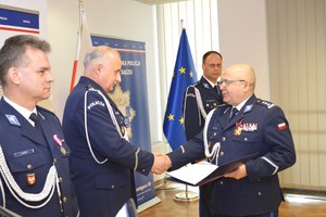 14. Komendant Leśniak gratuluje Komendantowi Bukańskiemu