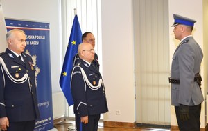 25. dowódca uroczystości składa meldunek Zastępcy KWP w Krakowie na zakończenie uroczystości