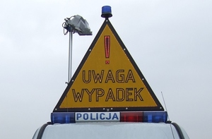 znak na dachu radiowozu z napisem uwaga wypadek