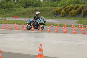 2 konkurencja - policjant pokonuje tor przeszkód służbowym motocyklem