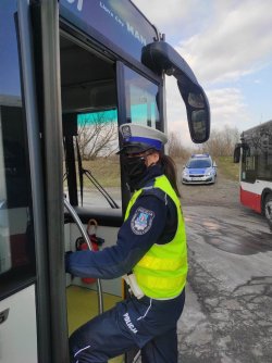 policjantka drogówki podczas kontroli autobusu