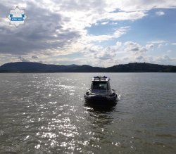 Jezioro Rożnowskie - kontrola kąpielisk policyjną łodzią