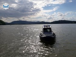 policyjna łódź na Jeziorze Rożnowskim