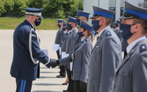 Komendant Wojewódzki Policji wręcza akt mianowania sądeckiej policjantce