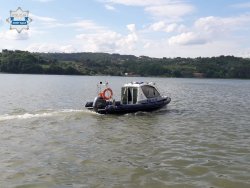kontrola łodzią terenów wodnych Jeziora Rożnowskiego