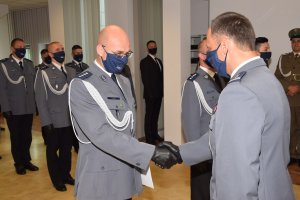 15. Komendant gratuluje Komendantowi KP w Piwnicznej-Zdroju