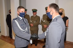 Komendant gratuluje policjantowi Wydziału Sztab Policji