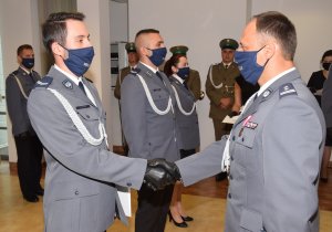 Komendant gratuluje policjantowi Komisariatu Policji w Piwnicznej-Zdroju