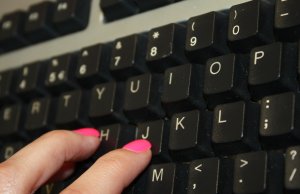 klawiatura komputerowa, kobieca dłoń