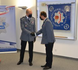 komendant wojewódzki policji w Krakowie gratuluje komendantowi miejskiemu Policji w Nowym Sączu