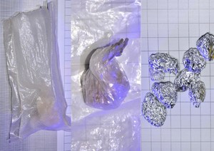 zabezpieczone narkotyki w foliowych woreczkach i w folii aluminiowej