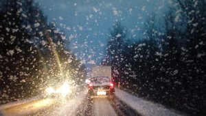 samochody na zaśnieżonej drodze, fotografia z wnętrza pojazdu