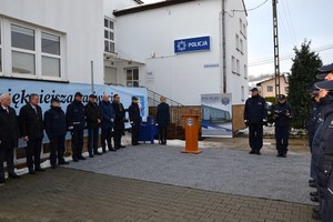 5. policjanci i goście przed budynkiem posterunku