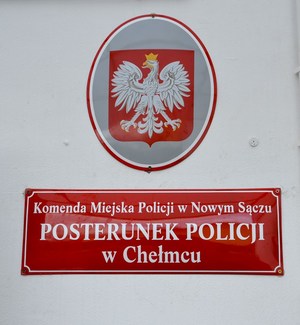 19. tablice z godłem i napisem Posterunek Policji w Chełmcu