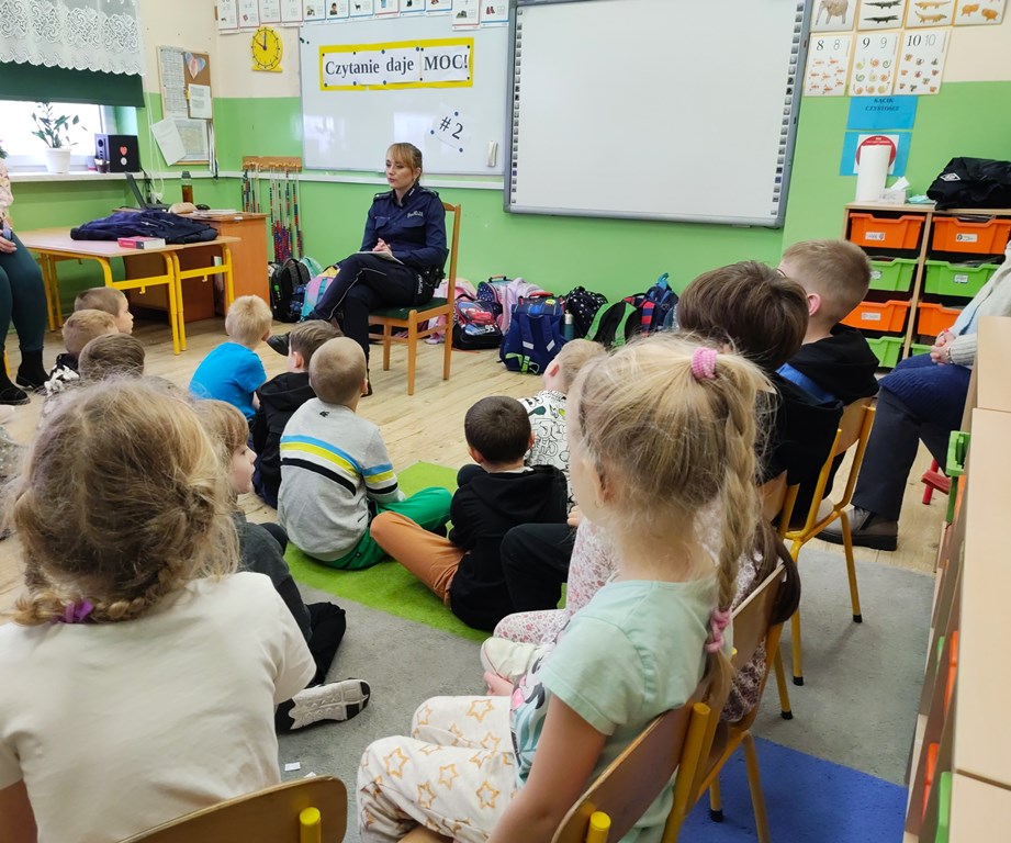 S Decka Policjantka W Czy A Si W Akcj Czytanie Daje Moc