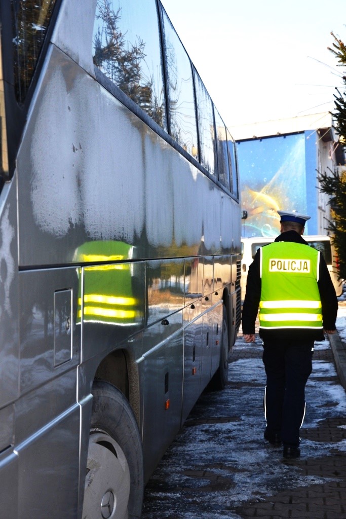 policjant ruchu drogowego okob autokaru