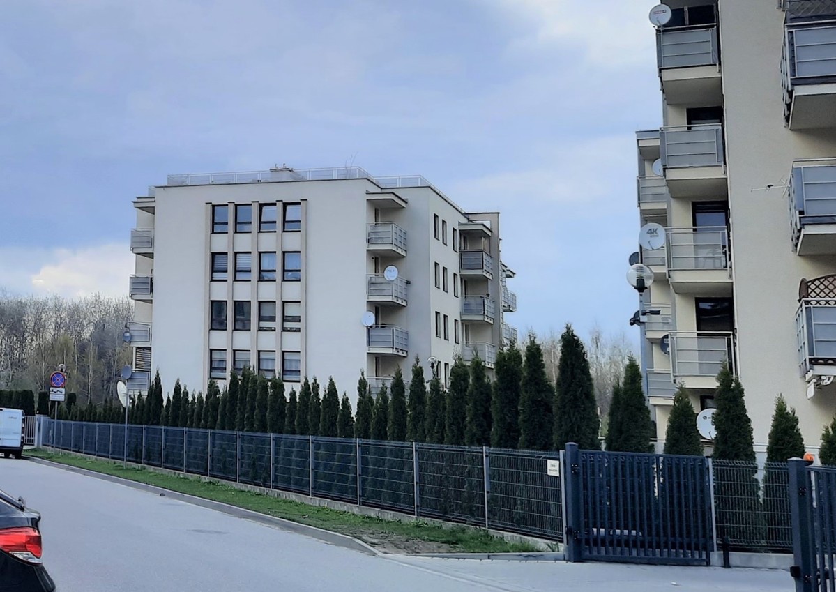 osiedle - bloki i zaparkowane samochody