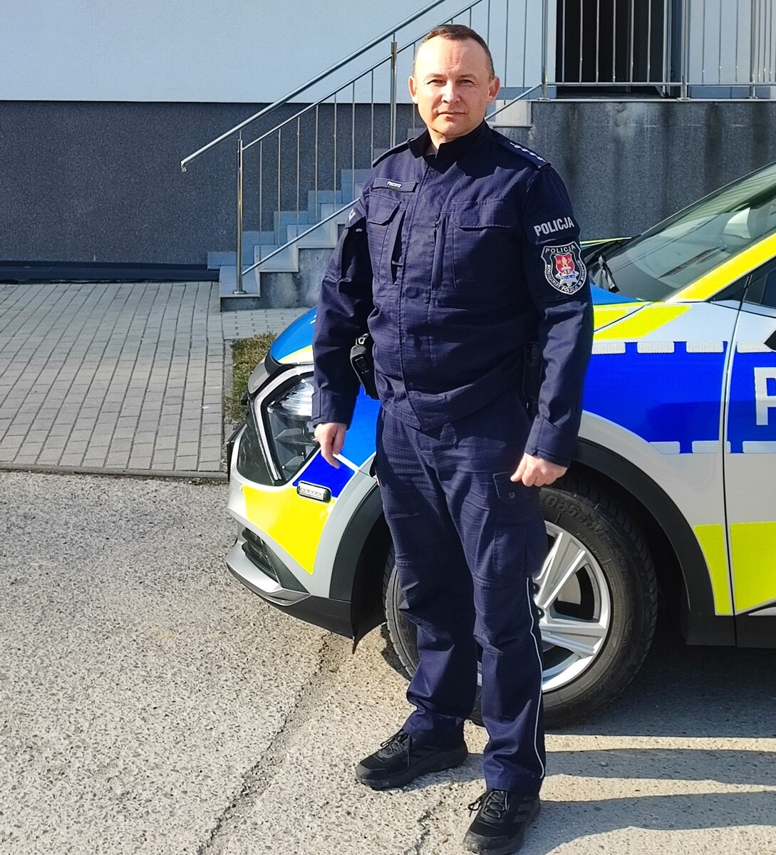 asp. sztab. Paweł Zieliński przed budynkiem komisariatu w Muszynie