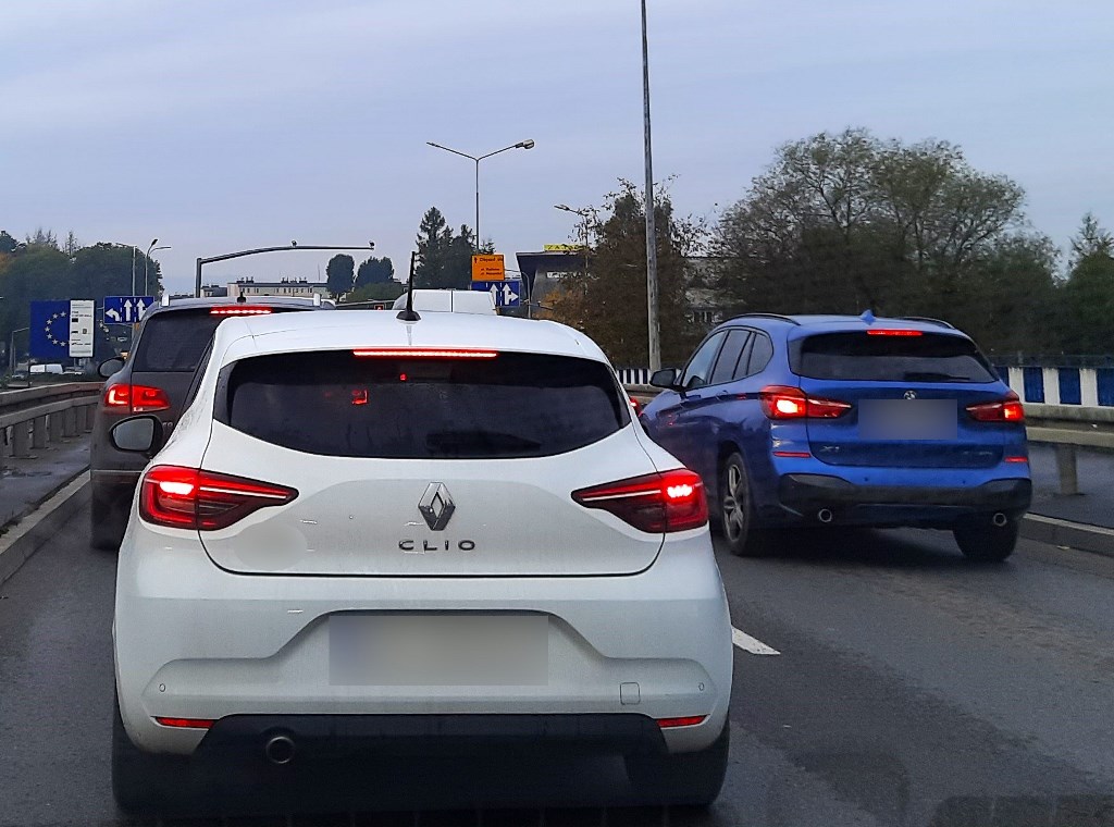 jezdnia, jadące samochody