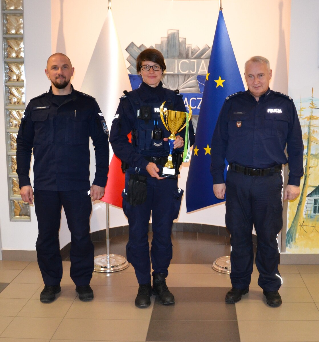 st. sierż. Marlena Bajsarowicz w środku, obok Komendant Miejski policji w N. Sączu i Naczelnik Wydziału Prewencji KMP
