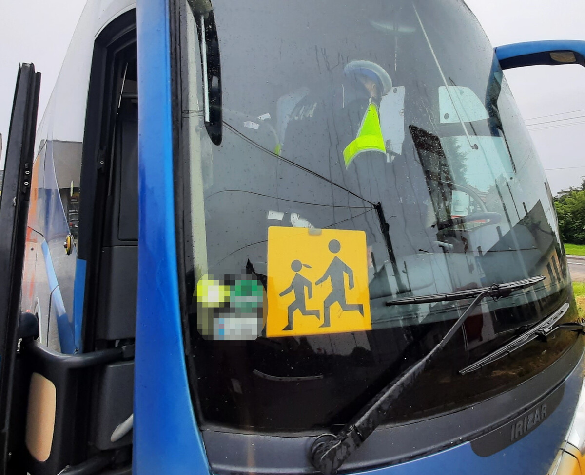 policjant kontroluje autokar