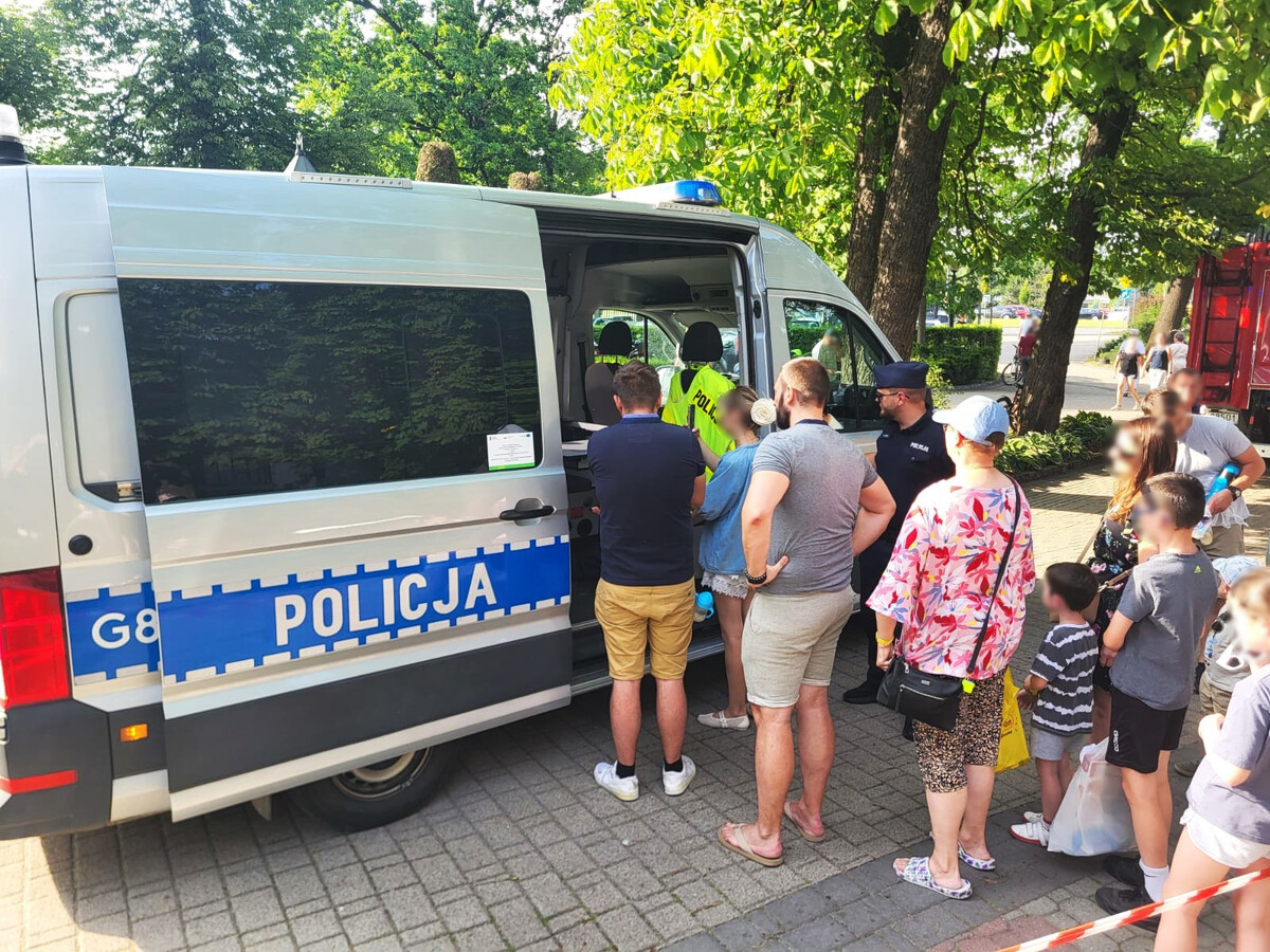 uczestnicy festynu oglądają policyjny radiowóz