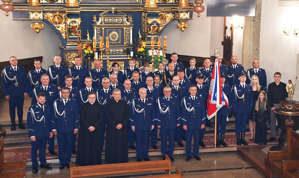 7. wnętrze świątyni, uczestnicy mszy świętej na wspólnym zdjęciu