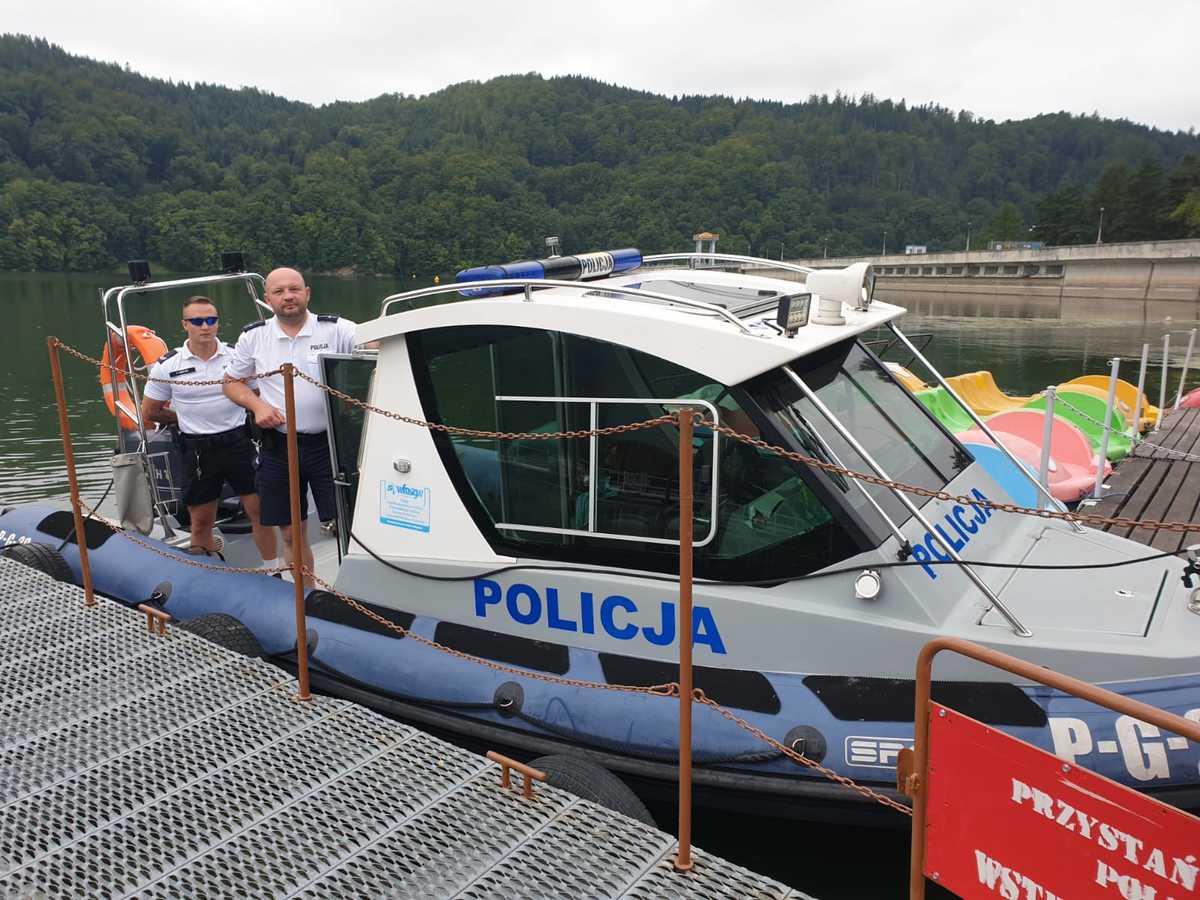 mł. asp. Łukasz Trzos oraz st. sierż. Piotr Smoleń na  policyjnej motorówce