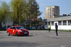 zawodnik prowadzi samochód z talerzem Stewarta