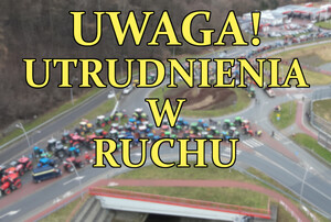napis uwaga utrudnienia w ruchu, w tle rozmyte zdjęcie zablokowanego ronda podczas protestu rolników