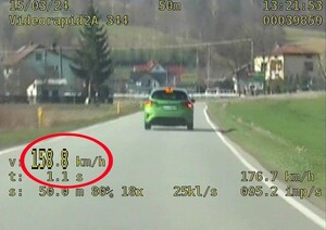 stopklatka z nagrania z wideorejestratora - widoczny zielony samochód i prędkość z jaką się porusza — kopia
