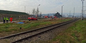 Ćwiczenia BESKID24 - Tory kolejowe w tle z policjantami i i strażakami