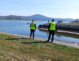 Ćwiczenia BESKID24 - Funkcjonariusze odwróceni tyłem, obserwujący działania wodne na terenie jeziora Rożnowskiego