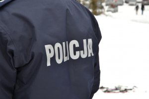 fragment policyjnego munduru z napisem POLICJA