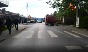 okolica miejsca zdarzenia, w oddali widać płonący budynek