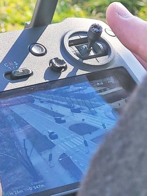 obraz z kamery drona widoczny na ekranie kontrolera