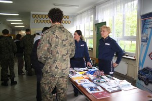 policjantki prewencji przy stoisku informacyjno-edukacyjnym sądeckiej Policji