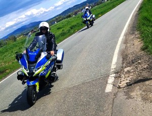 policjanci na motocyklach służbowych