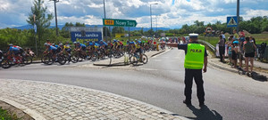 policjant kieruje ruchem na rondzie