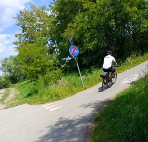 policjant na rowerze jedzie drogą dla rowerów