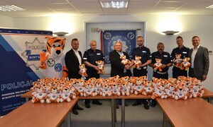 wspólne zdjęcie uczestników spotkania, prezes fundacji i zastępca naczelnika WRD KWP w Krakowie ściskają sobie dłonie