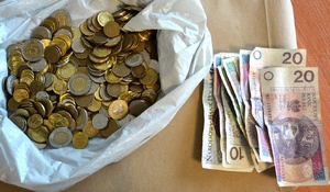 monety i banknoty - zdjęcie archiwalne KMP