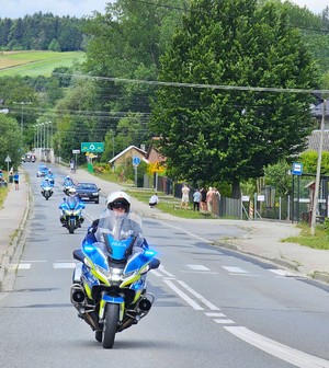 policyjne motocykle i radiowóz na trasie