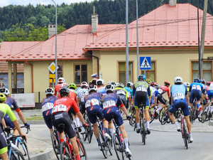 zawodnicy przejeżdżają przez rondo