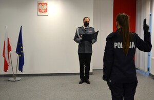 policjantka podczas ślubowania