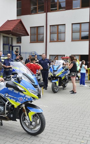 piknik w Krynicy-Zdroju, policyjne motocykle, mundurowi i uczestnicy