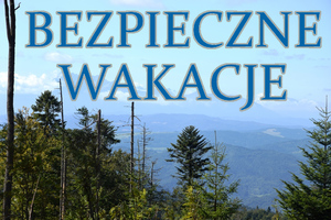 napis bezpieczne wakacje, w tle drzewa i góry