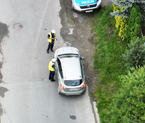 policjanci prowadzą kontrolę drogową pojazdu