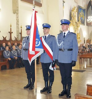 2. poczet sztandarowy we wnętrzu bazyliki